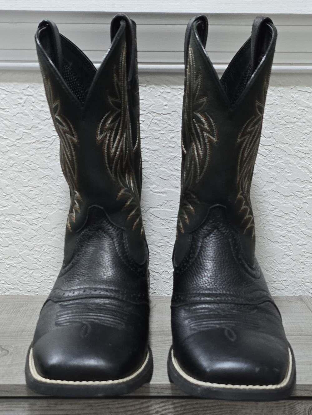 Ariat Black Leather Western Cowboy Boots with Contrast Stitching